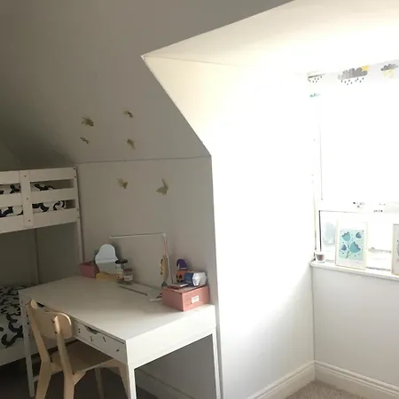 Spacious 3 Bedroom With Parking * דבלין