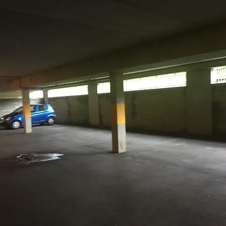 Spacious 3 Bedroom With Parking * דבלין