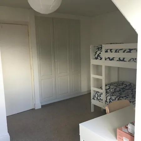 Spacious 3 Bedroom With Parking