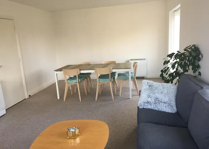 Spacious 3 Bedroom With Parking Апартаменты *