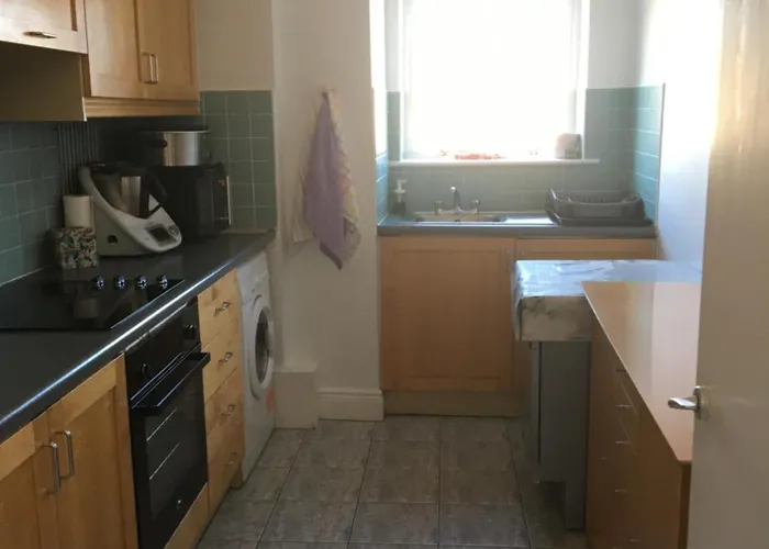 Spacious 3 Bedroom With Parking 아파트 *