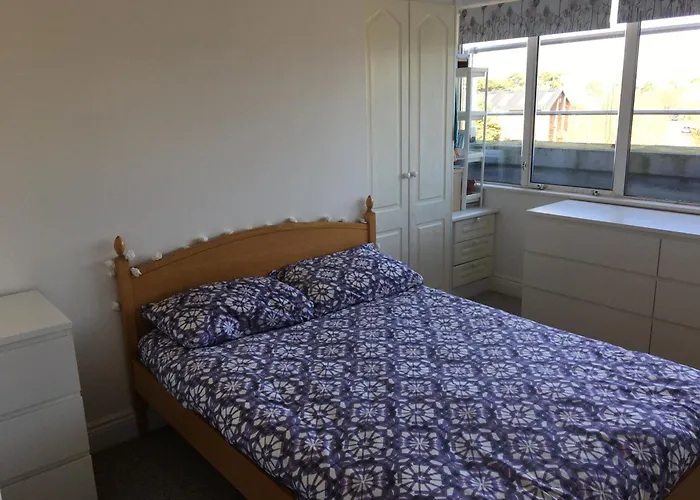 Spacious 3 Bedroom With Parking